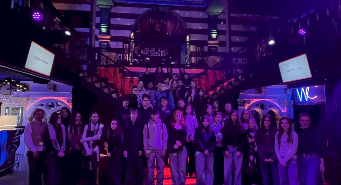 Grupa nastolatków pozuje na schodach teatru Capitol w Warszawie.