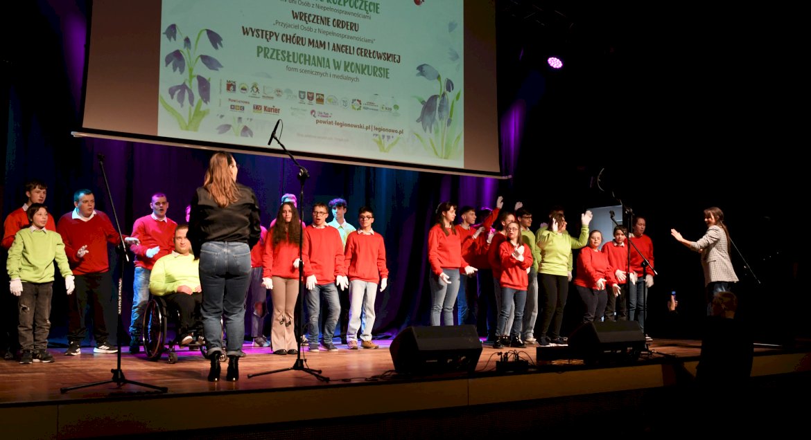 Grupa młodzieży podczas wystepu na scenie w legionowskim ratuszu