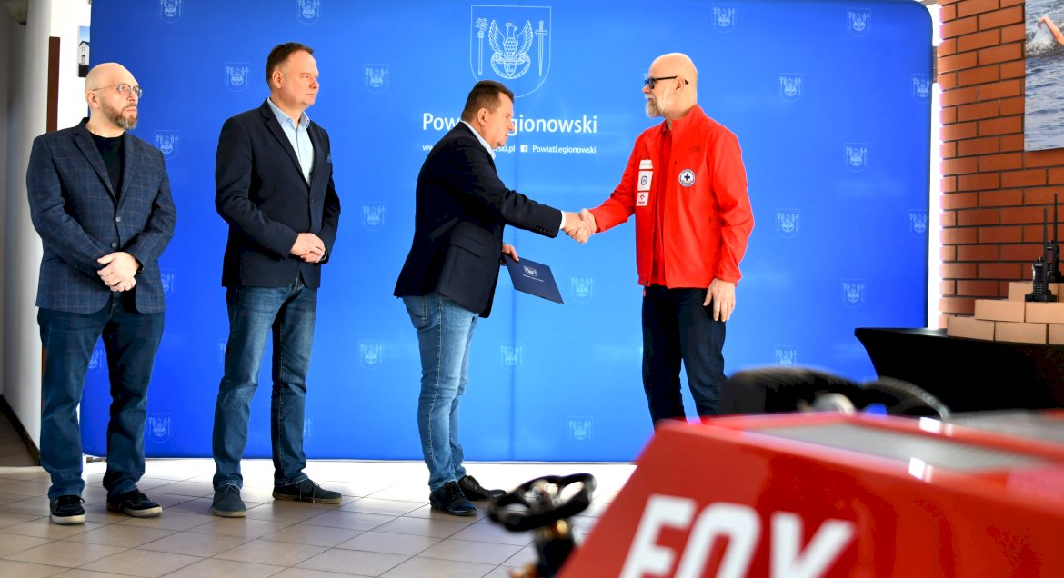 Starosta z Zarządem Powiatu dokonuje przekazania sprzętu