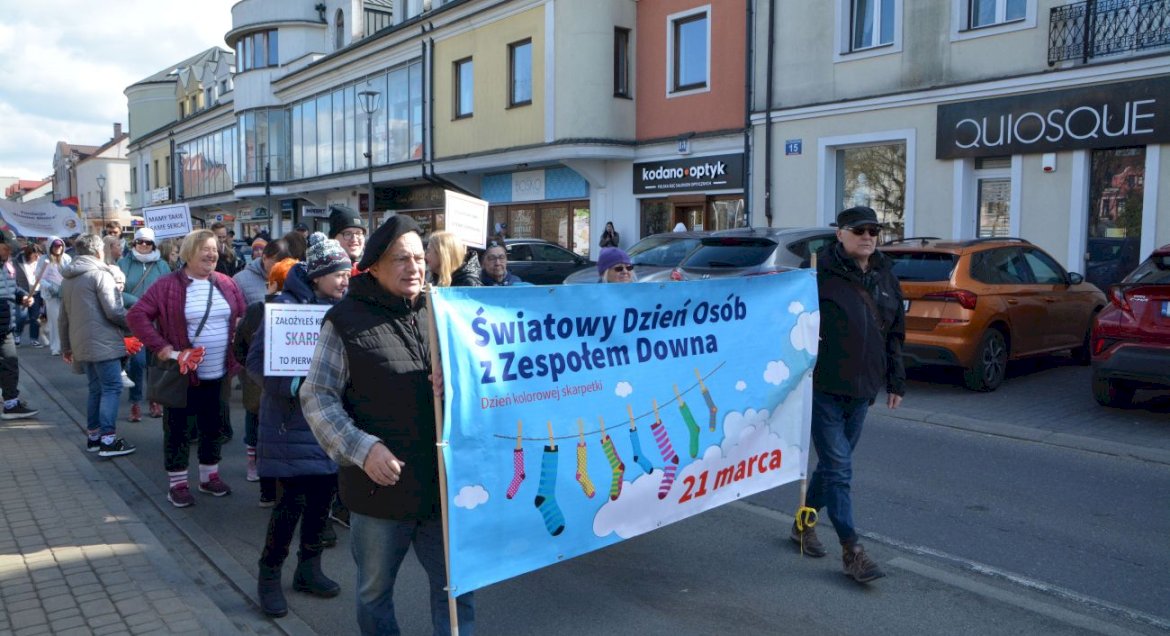 Na zdjęciu czoło marszu i widoczny baner z napisem Dzień Osób z Zespołem Downa
