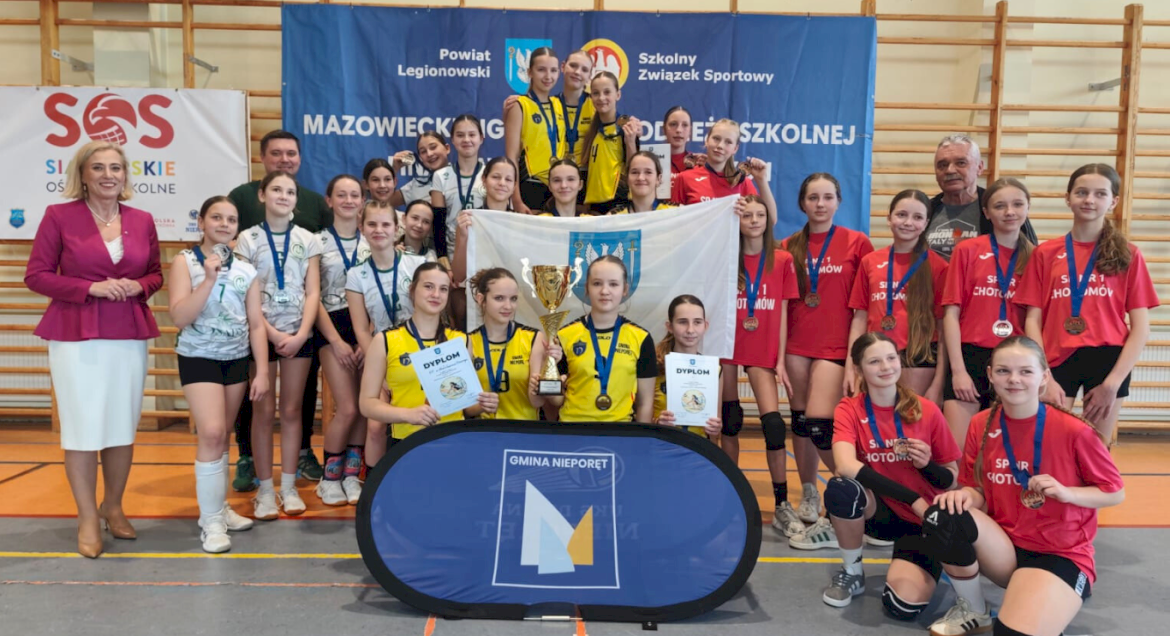Na zdjęciu na podium trzy zespoły siatkarek