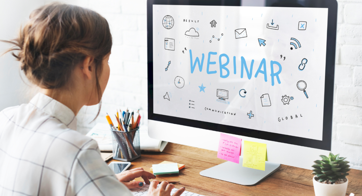 Na zdjęciu dziewczyna, która bierze udział w webinarze