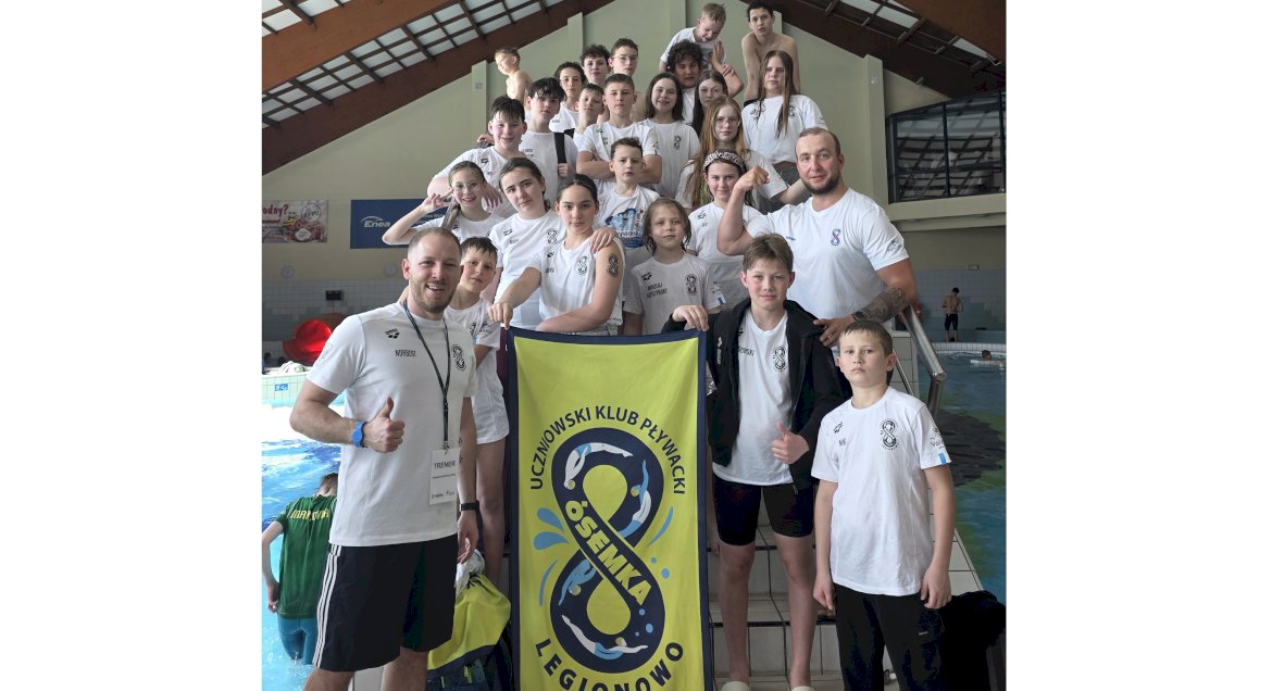 na zdjęciu zawodnicy UKP Ósemka Legionowo z treneremi