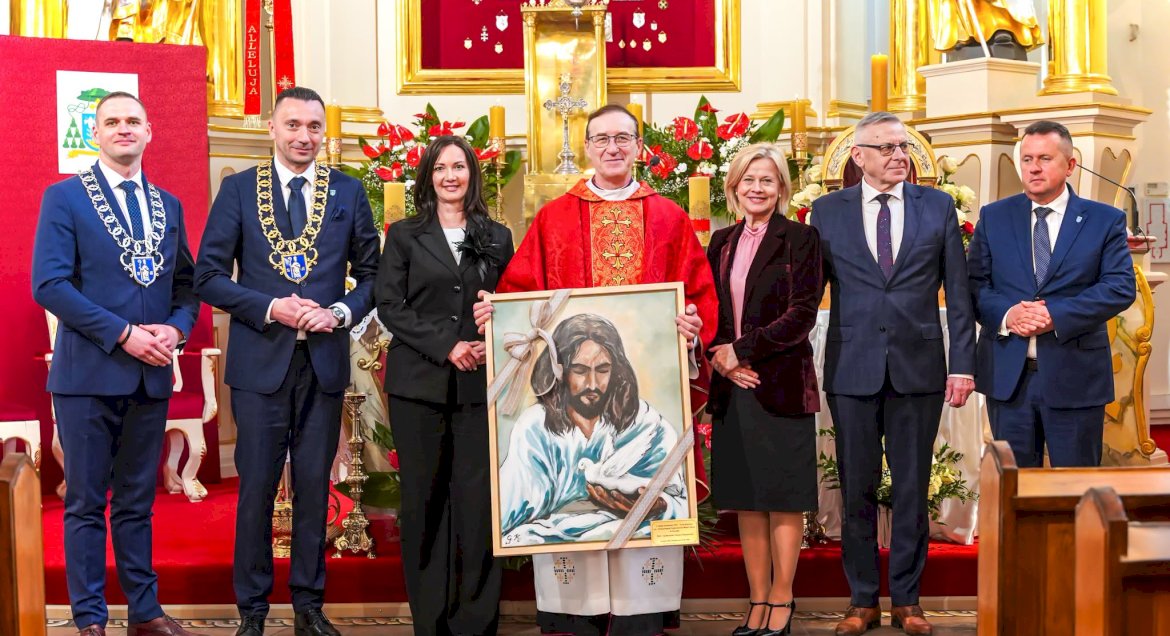 Na zdjęciu uczestnicy obchodów w osobach przedstawicieli władz samorządowych i kościelnych