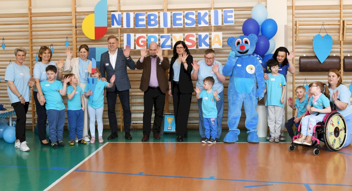 Zdjęcie grupowe uczestników Niebieskich Igrzysk i gości na sali gimnastycznej PZSiPS w Legionowie