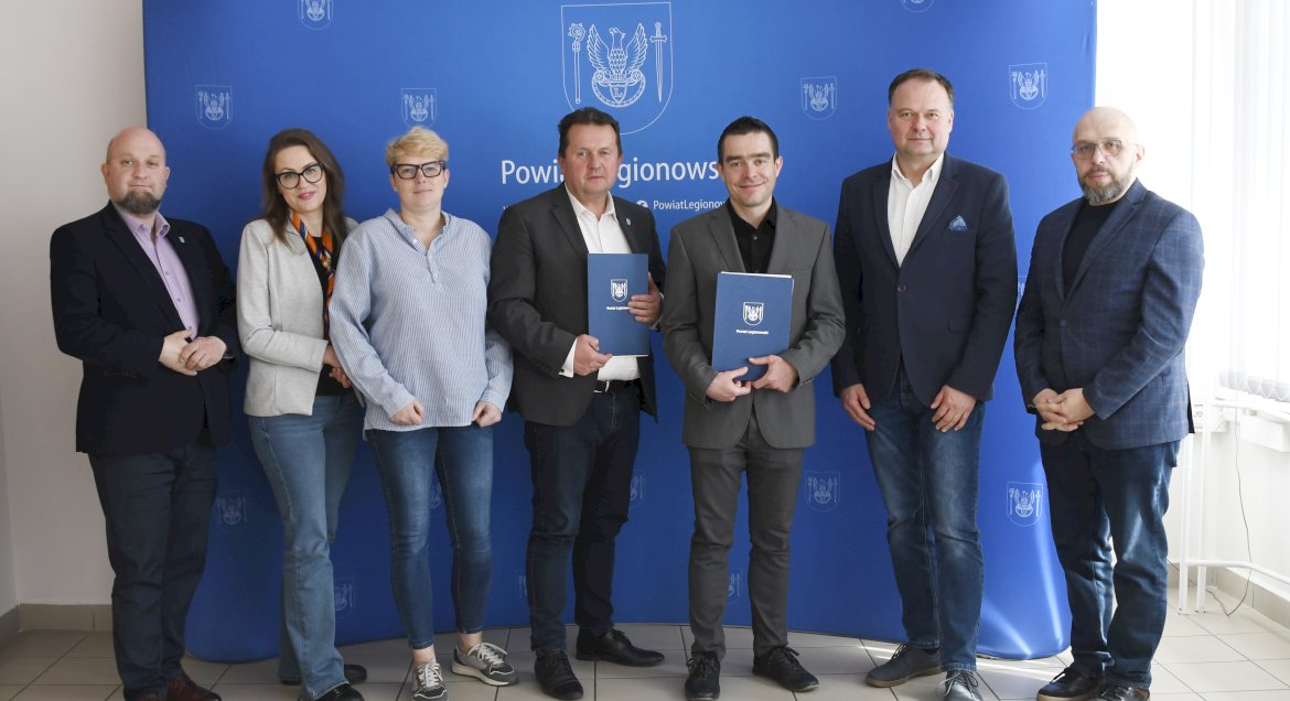 Zdjęcie grupowe na ściance: (od lewej): wicestarosta Konrad Michalski, dyrektor PCIS Dorota Wróbel-Górecka, członkini Zarządu Powiatu Sylwie Krzyżanowska-Grabiec, starosta Roman Smogorzewski, Prezes Zarządu firmy BEREDA Sp. z o.o. Tomasz Bereda, członek Zarządu Powiatu Marcin Fabisiak oraz Zarządu Powiatu Artur Stankiewicz