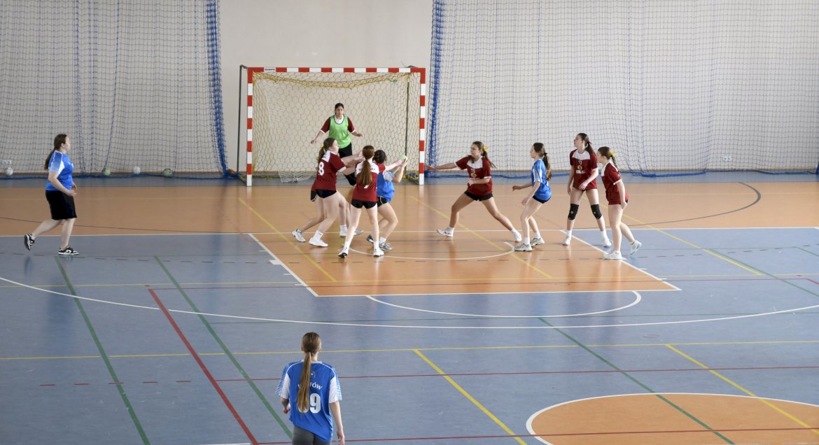 Zdjęcie szczypiornistek na hali sportowej, szeroki widok z góry