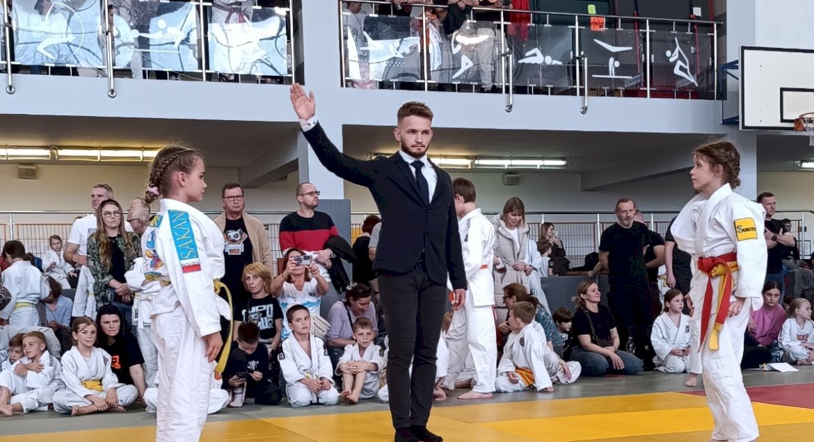 foto zawodników judo, sędzia pokazuje punkt dla zawodniczki Sakana