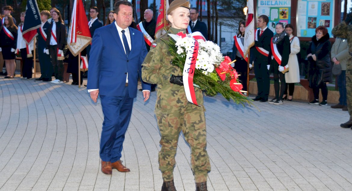 Na zdjęciu starosta legionowski skłądający wieniec.
