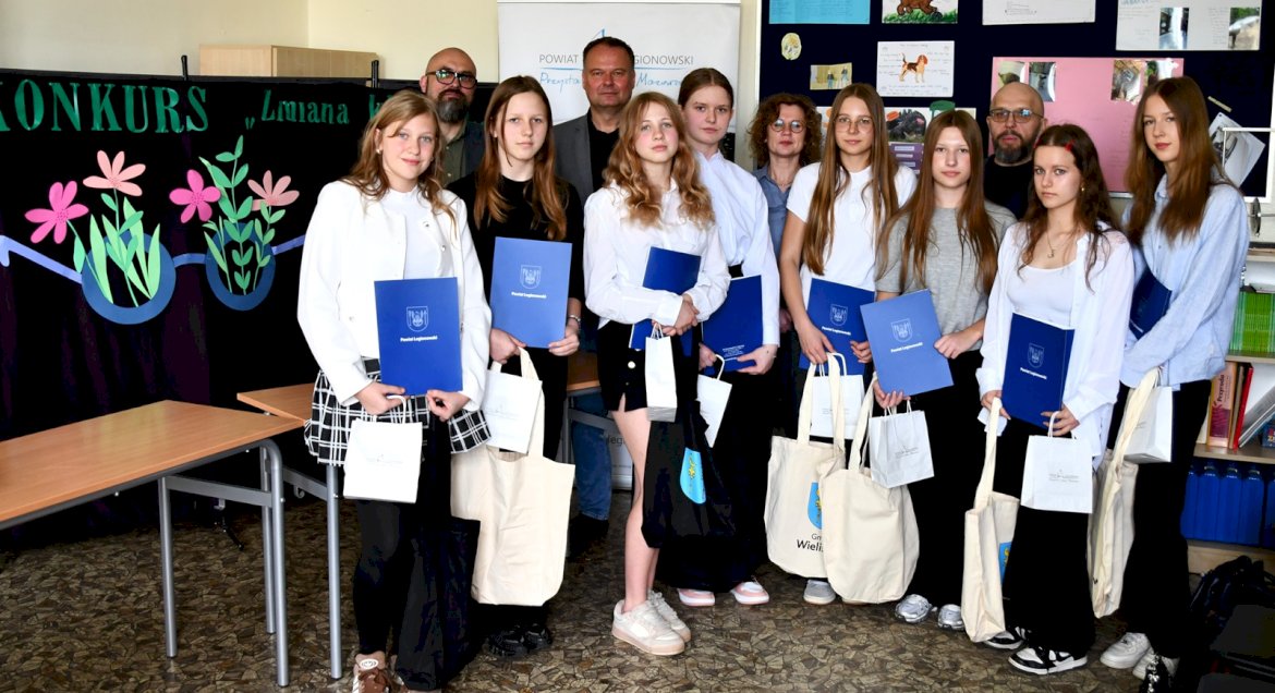 Zdjęcie grupowe osób nagrodzonych podczas konkusu