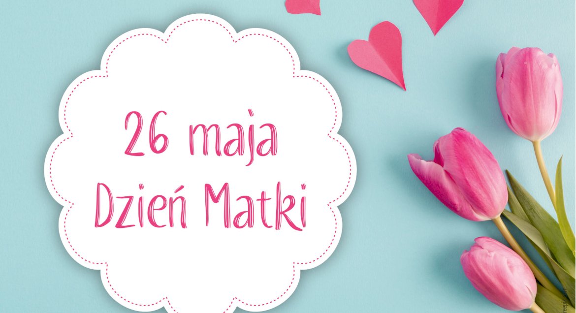 Grafika, niebieskie tło, po lewej na białej chmurce napis 26 maja Dzien Matki, po prawej różowe tulipany.