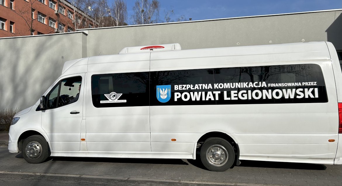 Biały bus bezpłatnych linii powiatowych na przystanku pod Starostwem.