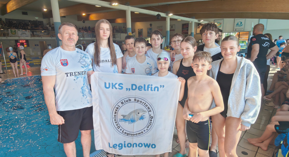 Na zdjęciu widać zawodników klubu delfin na basenie