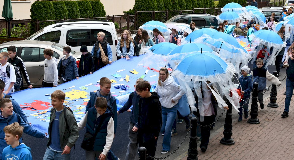 Barwny korowód inaugurujący dni patrona Serocka, widok z góry na ludzi niosiących parasolki imitujące meduzy