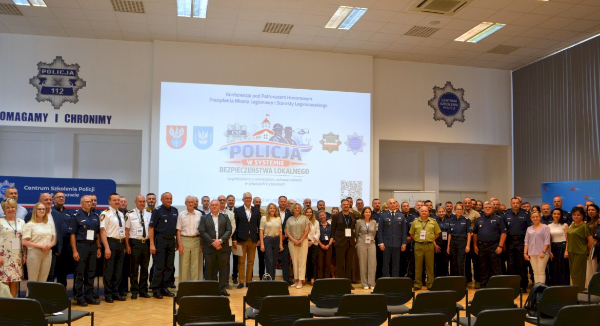 Zdjęcie grupowe uczestników konferencji