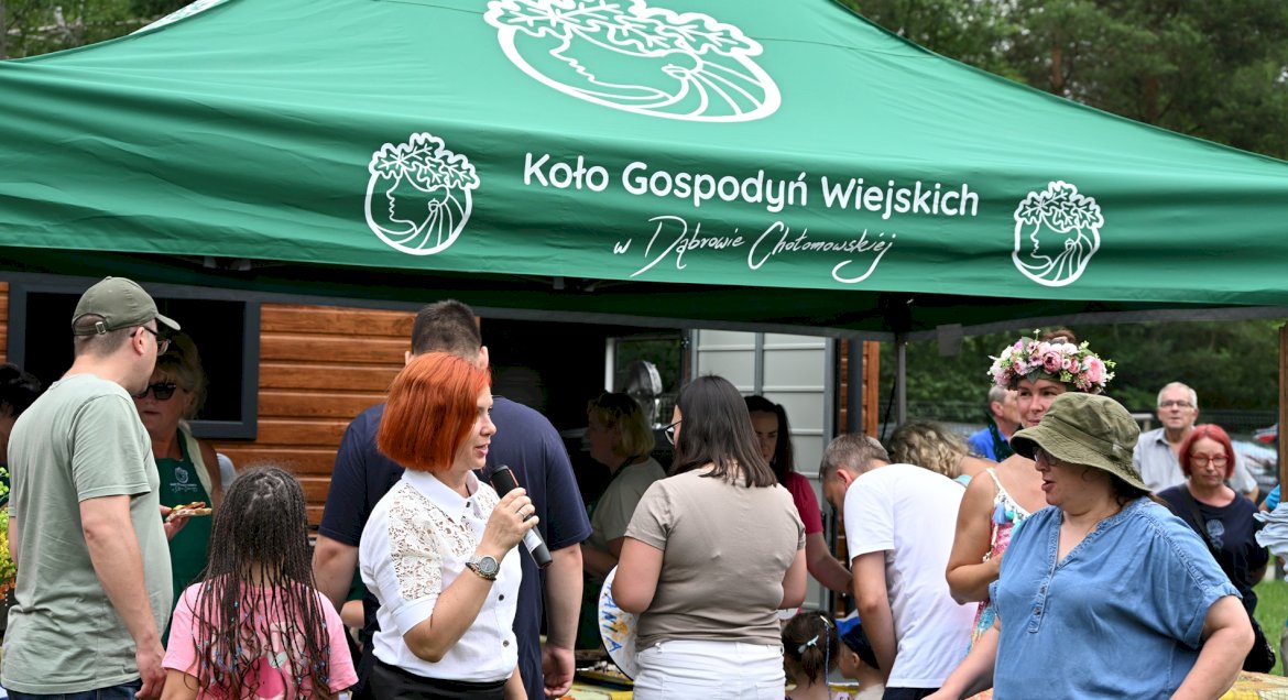 na zdjeciu namiot KGW z Dąbrowy Chotomowskiej oraz uczestnicy pikniku wielopokoleniowego
