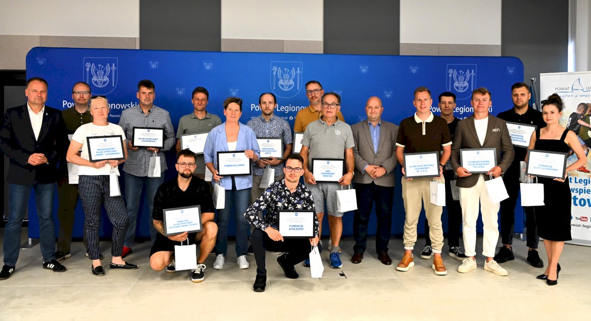Zdjęcia przedstawicieli Zarządu Powiatu i Klubów Sportowych w auli