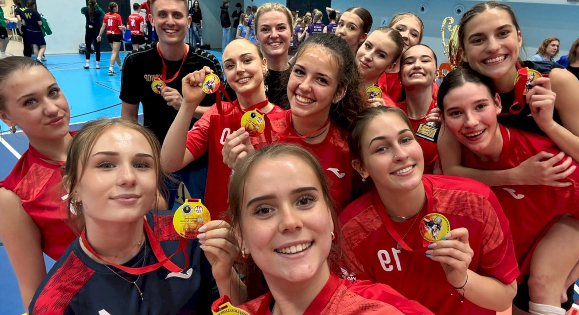 zdjęcie zawodniczek z medalami