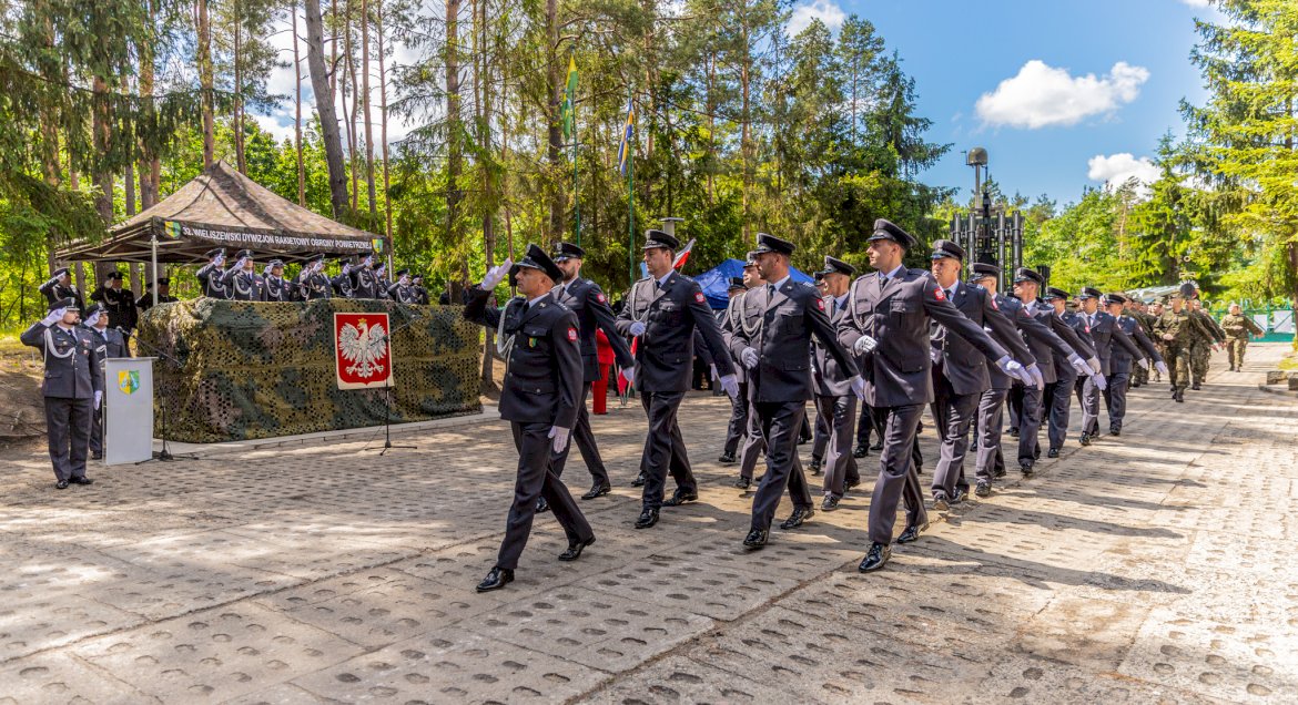 Maszerujący żołnierze podczas obchodów 15-lecia 32. WDROP