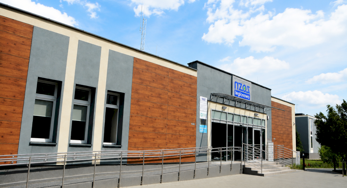 Zdjęcie: Przychodnia NZOZ Legionowo widok od wejścia frontowego.