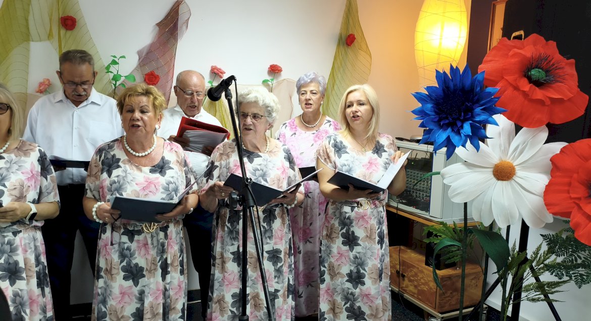 Zespół Młodzież 50+ podczas wystepu w DPS Kombatant