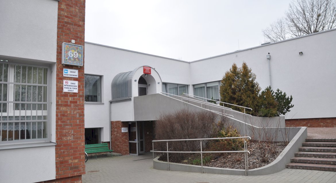 Budynek Powiatowego Zespołu Szkół i Placówek Specjalnych w Legionowie przy ul. Jagiellońskiej 69, widok od wejścia głownero.