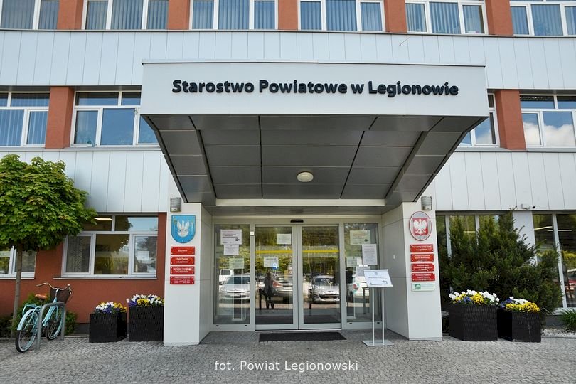 na zdjeciu budynek Starostwa Powiatowego w Legionowie
