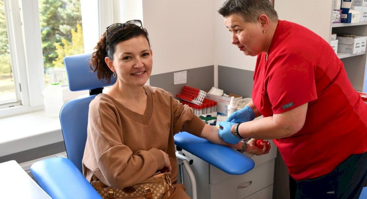 Na zdjęciu kobieta podczas pobrania krwi do badań.