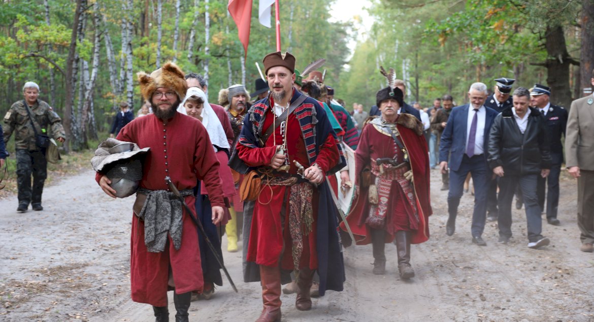 Marsz lasem, uczestnicy mają stroje historyczne