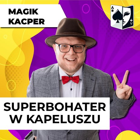 Na zdjęciu uśmiechnięty mężczyzna w kapeluszu i okularach. Napisy: u góry po lewej Magik Kacper, na dole: Superbohater w kapeluszu. Zółto-fioletowe, graficzne tło.