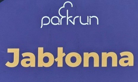 fot. Na plakacie napis parkrun Jabłonna zachęcający do udziału w biegu na terenie zespołu pałacowo - parkowego w Jabłonnie