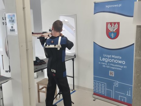 fot. Legionowskie Towarzystwo Sportowe. Na zdjęciu osoba strzela do tarczy z broni pneumatycznej