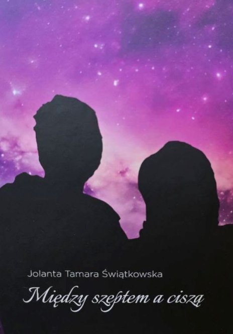 Zdjęcie przedstawia parę na tle fioletowego nieba