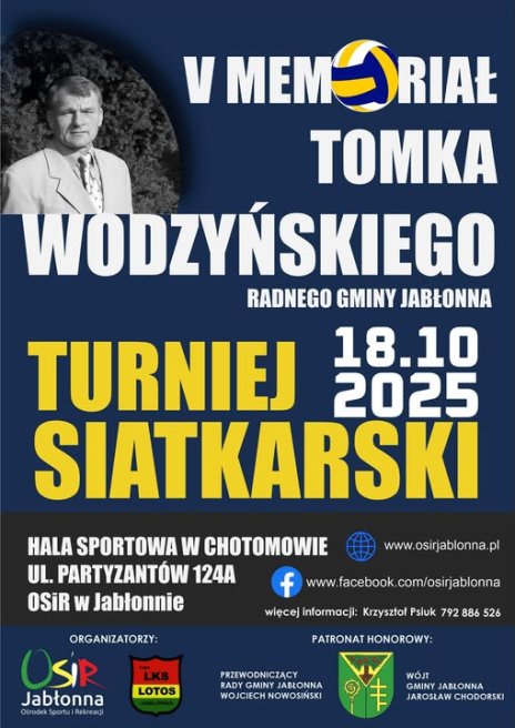 Na plakacie w kolorystyce piłki siatkowej - granatowo-biało-żółtej szczegóły wydarzenia wraz ze zdjęciem Tomka Wodzyńskiego