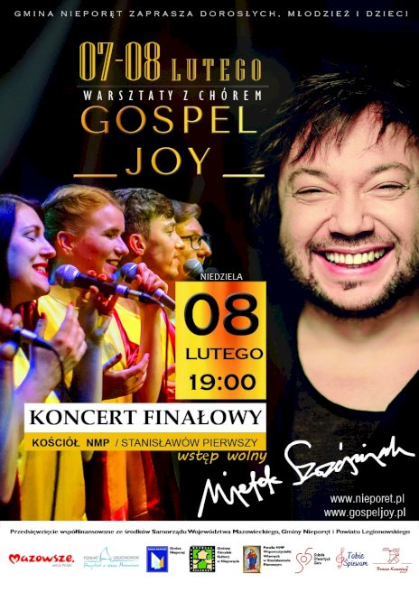 Na zdjęciui widać po prawej stronie uśmiechniętą buzię Mietka Szcześniaka i po lewej stronie z profilu kilku wykonawców zespołu Gospel Joy