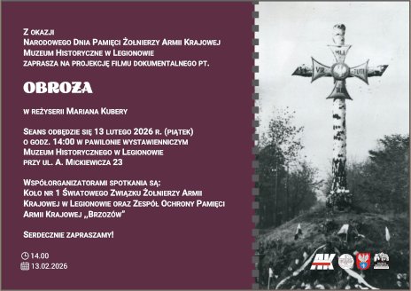 Na zdjęciu po prawej stronie widać krzyż z brzozy na biało-czarnej fotografii, po lewej stronie opis wydarzenia