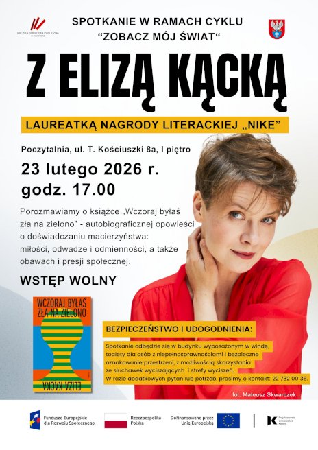 Na zdjęciu na białym tle po lewej stronie widać dużą postać kobiety w czerwonej bluzce, która lewą ręką trzyma się za kark