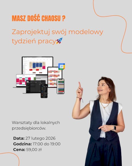 Na szarym polu widać kobietę ubraną granatowo-biało pokazującą laptopa