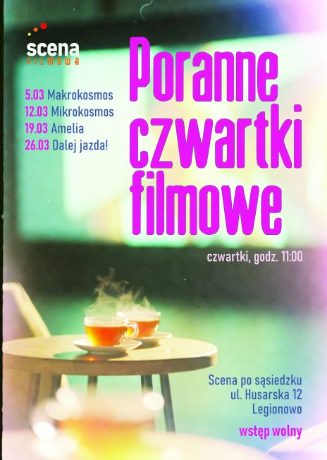 Na zdjęciu wiać stolik a na nim filiżanki gorącej, co można wnioskować po unoszącej się parze, herbaty i duży roóżowy napis Poranne czwartki filmowe