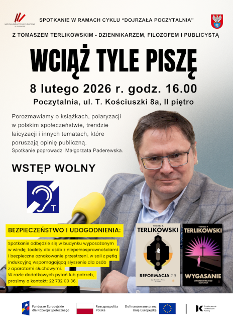 Na zdjęciu widać mężyczznę ubranego w marynarkę, a przed nim stoi żółty mikrofon