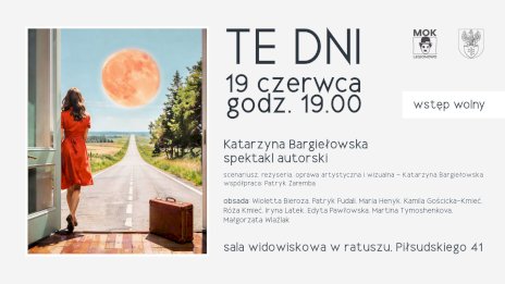 Na grafice widać zdjęcie kobiety odwróconej tyłem, w czerwonej sukience, która zostawia walizkę podróżną, wychodzi z budynku i idzie asfaltową drogą