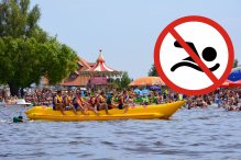 fot. Znak zakazu kąpieli wraz ze zdjęciem kąpieliska w Nieporęcie