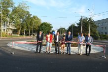 Zdjęcie przedstawia rondo na skrzyzowaniu ulic Jagiellońskiej i Mickiewicza w Legionowie. Szcześć osób dokonuje uroczystego przecięcia wstegi. Wydarzenie - otwarcie ronda 30 sierpnia 2024 r.