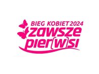 Różowy napis na białym tle: „Bieg Kobiet 2024 – Zawsze PierWsi, jesień”