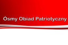 Biały napis na czerwonym tle: Ósmy obiad patriotyczny