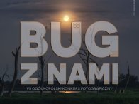 Zdjęcie, widok krajobrazu znad rzeki, a na nim napis: Bug z wami konkurs fotograficzny