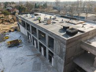 Zdjęcie przedstawia plac budowy, rozbudowywany budynek Starostwa. Żelbetonowa konstrukcja dwukondygnacyjnego obiektu.