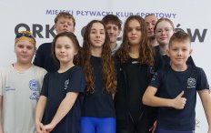 Na zdjęciu zawodnicy, w granatowych koszulkach, stoją obok siebie
