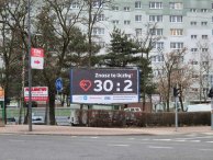 Billboard przy ulicy z napisem Znasz te liczby? 30:2 i logotypy
