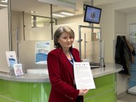 Na zdjęciu dyrektor NZOZ „Legionowo” Dorota Glinicka prezentująca podpisaną umowę o dofinansowanie.